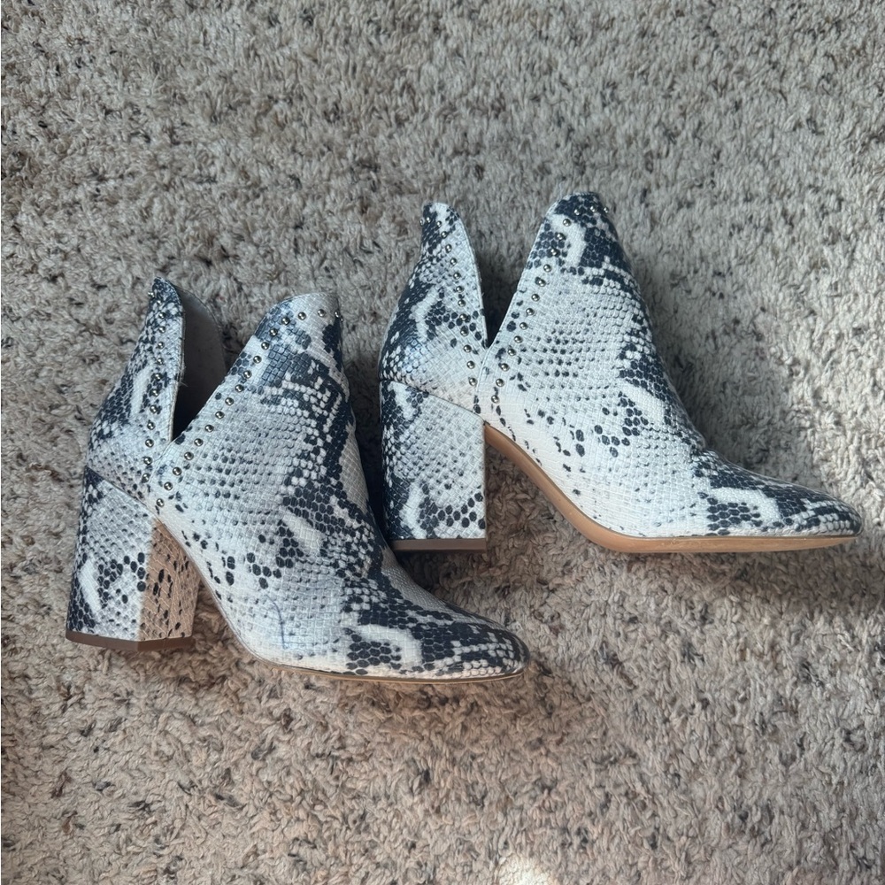 EUC Steve Madden Rockstar Ankle Boots Size 8 Faux Snakeskin